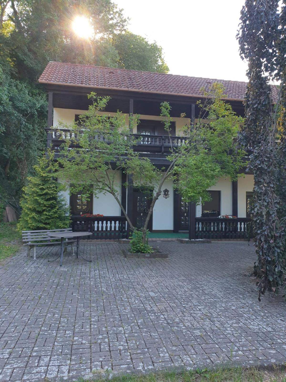 Gierstädt Motel Zur Festwiese מראה חיצוני תמונה