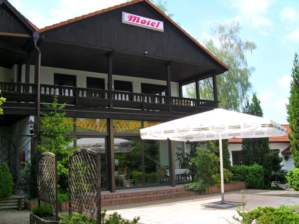 Gierstädt Motel Zur Festwiese מראה חיצוני תמונה