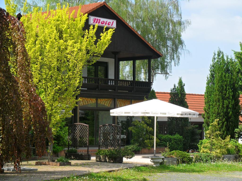 Gierstädt Motel Zur Festwiese מראה חיצוני תמונה